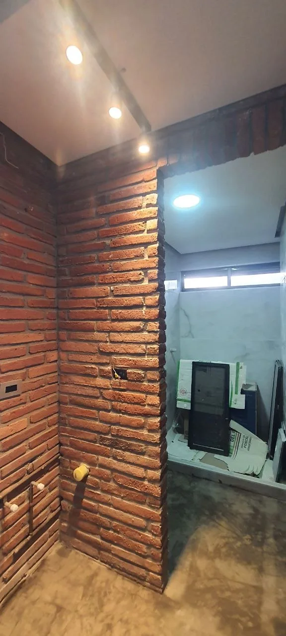 Ladrillo, iluminación y detalles de baño