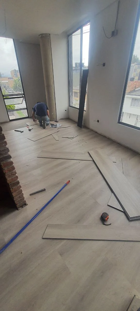 Instalación de piso en proceso