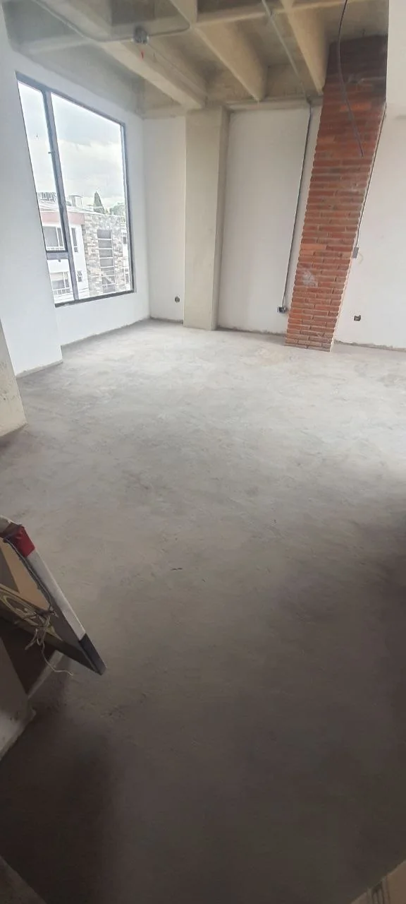 Espacio interior con ventanales durante la obra